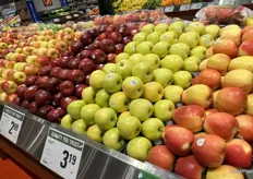 Colorful loose apples were beautifully stacked.